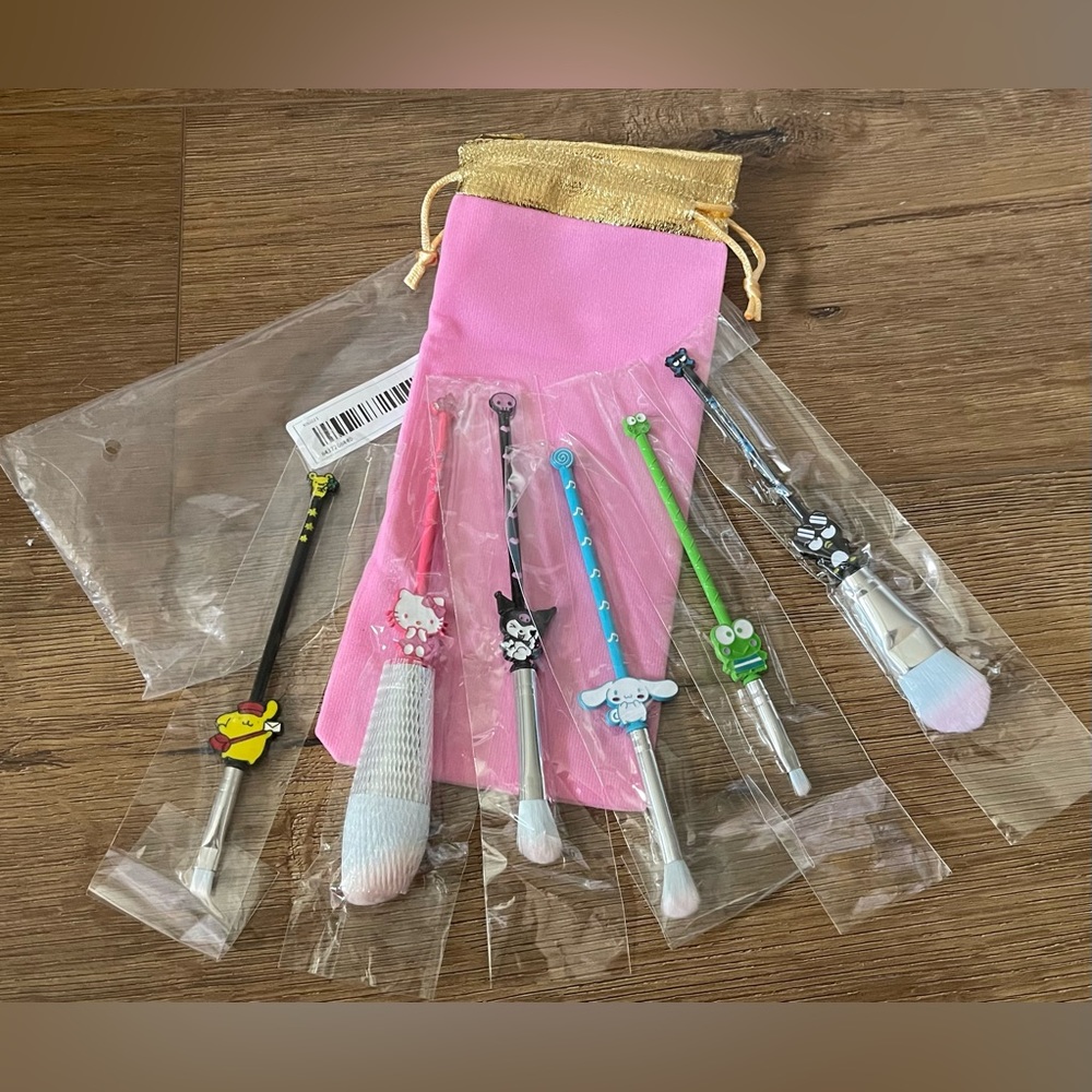 SANRIO-NWT Character Make Up Brush Set with Bag-6 Brushes Included